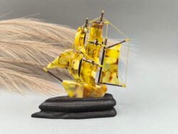 Gintarinis laivas su medžiu