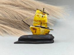 Gintarinis laivas su medžiu