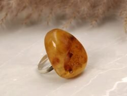 Žiedas su natūraliu gintaru ir sidabru