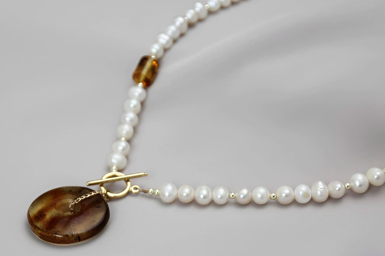 Perlų vėrinys su gintaru