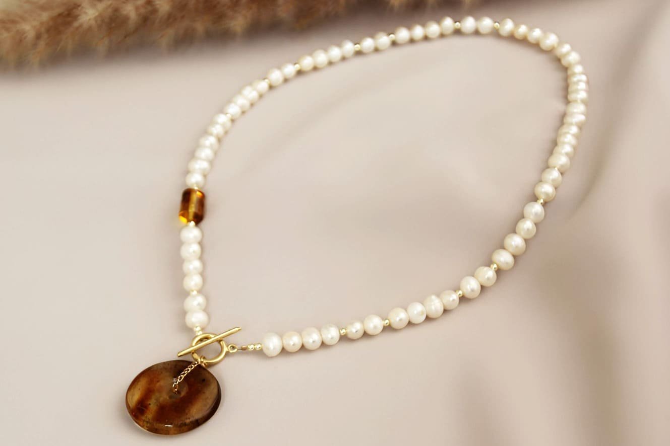 Perlų vėrinys su gintaru
