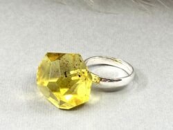 Žiedas su natūraliu gintaru ir sidabru