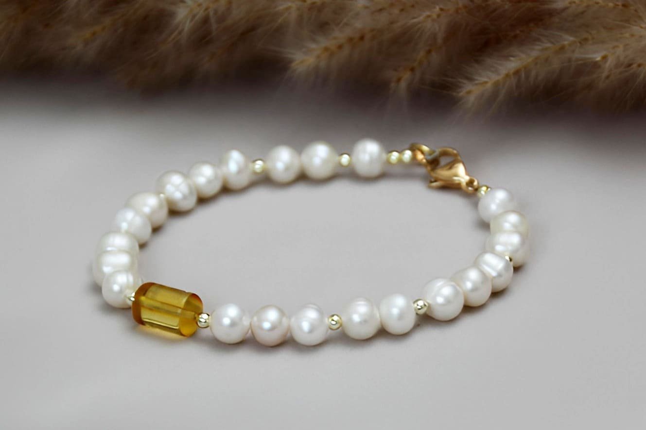 Perlų apyrankė su gintaru