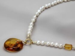 Perlų apyrankė su gintaru
