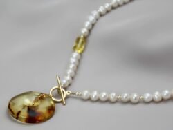 Perlų apyrankė su gintaru