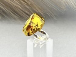 Žiedas su natūraliu gintaru ir sidabru