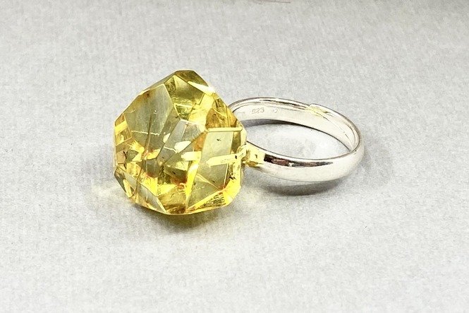 Žiedas su natūraliu gintaru ir sidabru