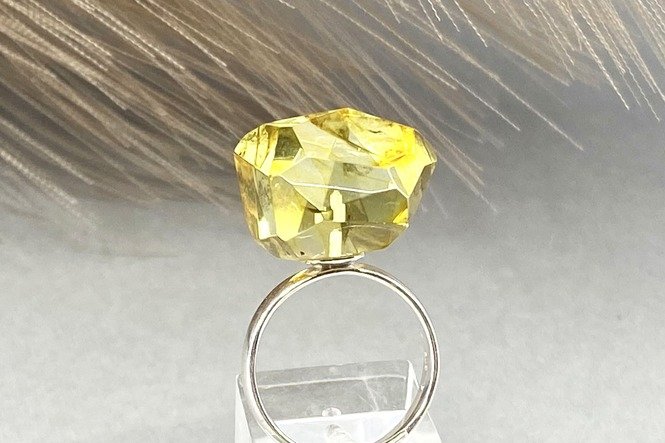 Žiedas su natūraliu gintaru ir sidabru