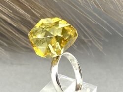 Žiedas su natūraliu gintaru ir sidabru