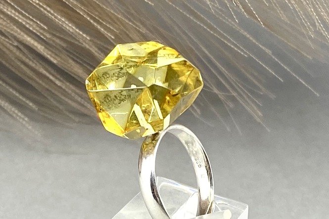 Žiedas su natūraliu gintaru ir sidabru