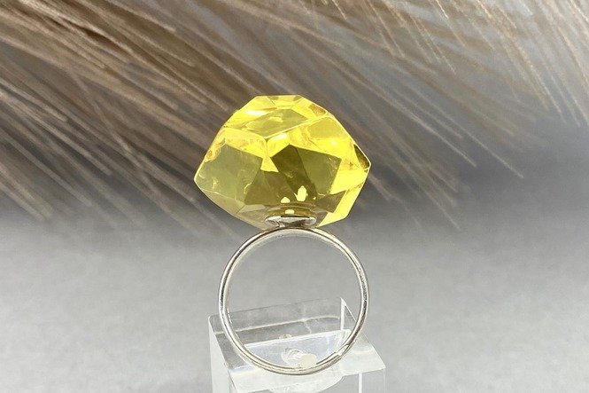 Žiedas su natūraliu gintaru ir sidabru