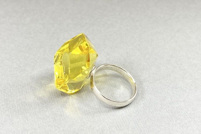 Žiedas su natūraliu gintaru ir sidabru