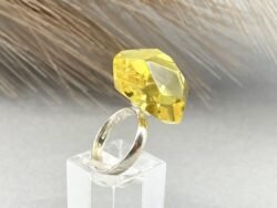 Žiedas su natūraliu gintaru ir sidabru