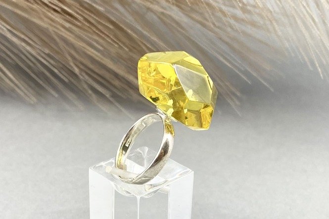 Žiedas su natūraliu gintaru ir sidabru