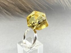 Žiedas su natūraliu gintaru ir sidabru