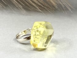 Žiedas su natūraliu gintaru ir sidabru