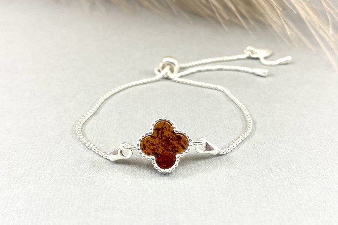 Sidabrinė apyrankė su natūraliu gintaru