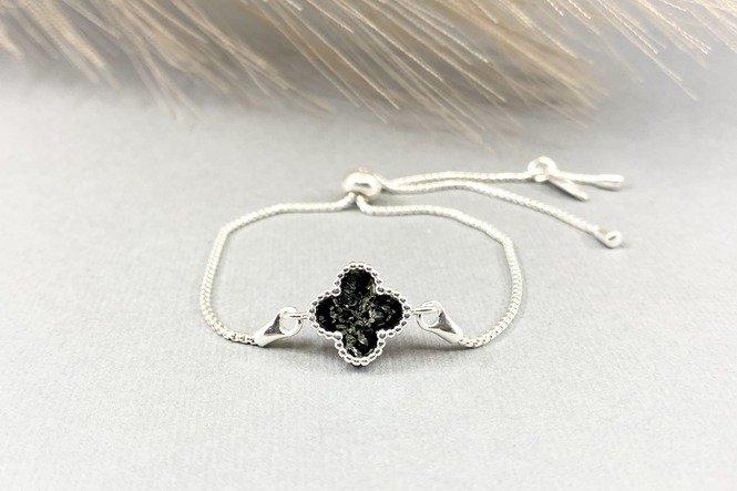 Sidabrinė apyrankė su natūraliu gintaru