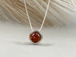 Natūralaus gintaro sidabrinis pakabukas su grandinėle