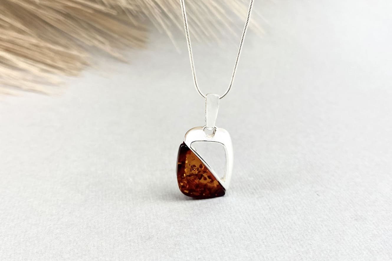 Gintarinis pakabukas su sidabru