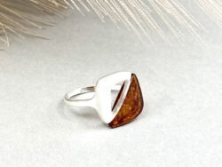 Žiedas su gintaru ir sidabru